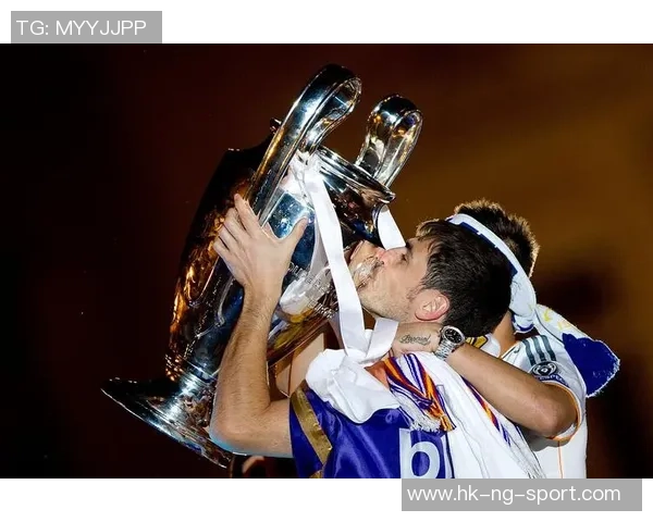 足球英雄93带你重温经典赛季的激情与荣耀，见证传奇球员的风采与奋斗历程